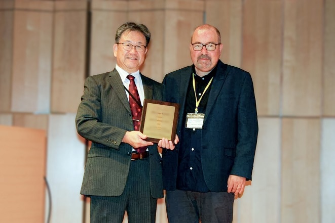 橋本教授（左）と Johannese von Lintig 教授（Case Western 大学, USA）